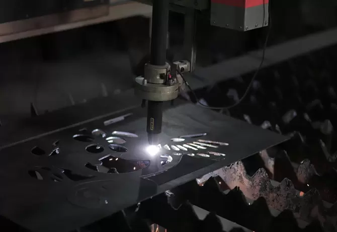 Comment la découpe laser de tôles révolutionne la fabrication industrielle
