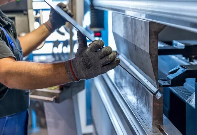 Comment le formage et le pliage de tôles façonnent l'industrie de la construction moderne